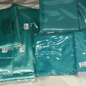 Turquiose table runners, napkins, and bows.